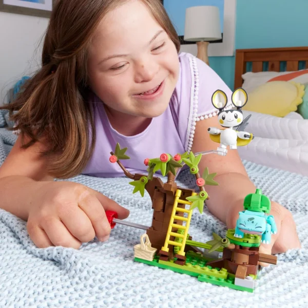Mega Pokémon Set de Juguetes de Construcción Emolga y Bulbasaur’s Charming Woods con 194 Piezas, 2 Personajes Articulados y Movimiento